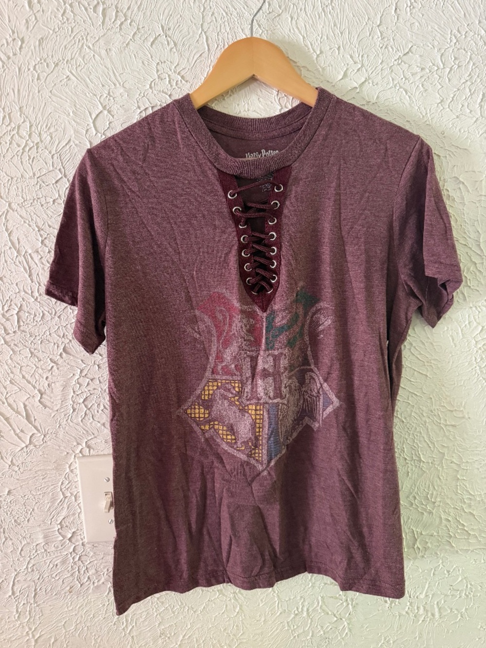 Harry Potter Hogwarts Crest Lace Up Graphic Tee Women's Large Burgundy